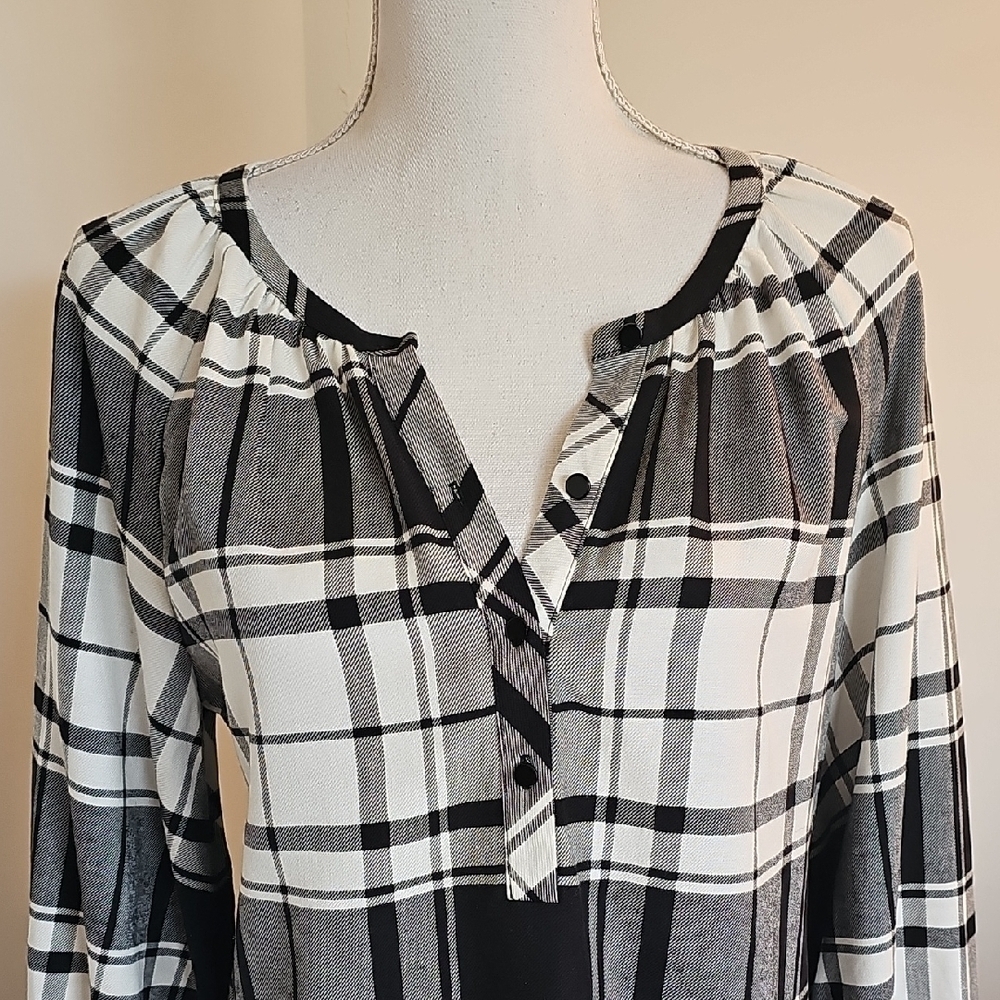 White House Black Market Checkered Blouse in Black and White - Picture 2 of 7